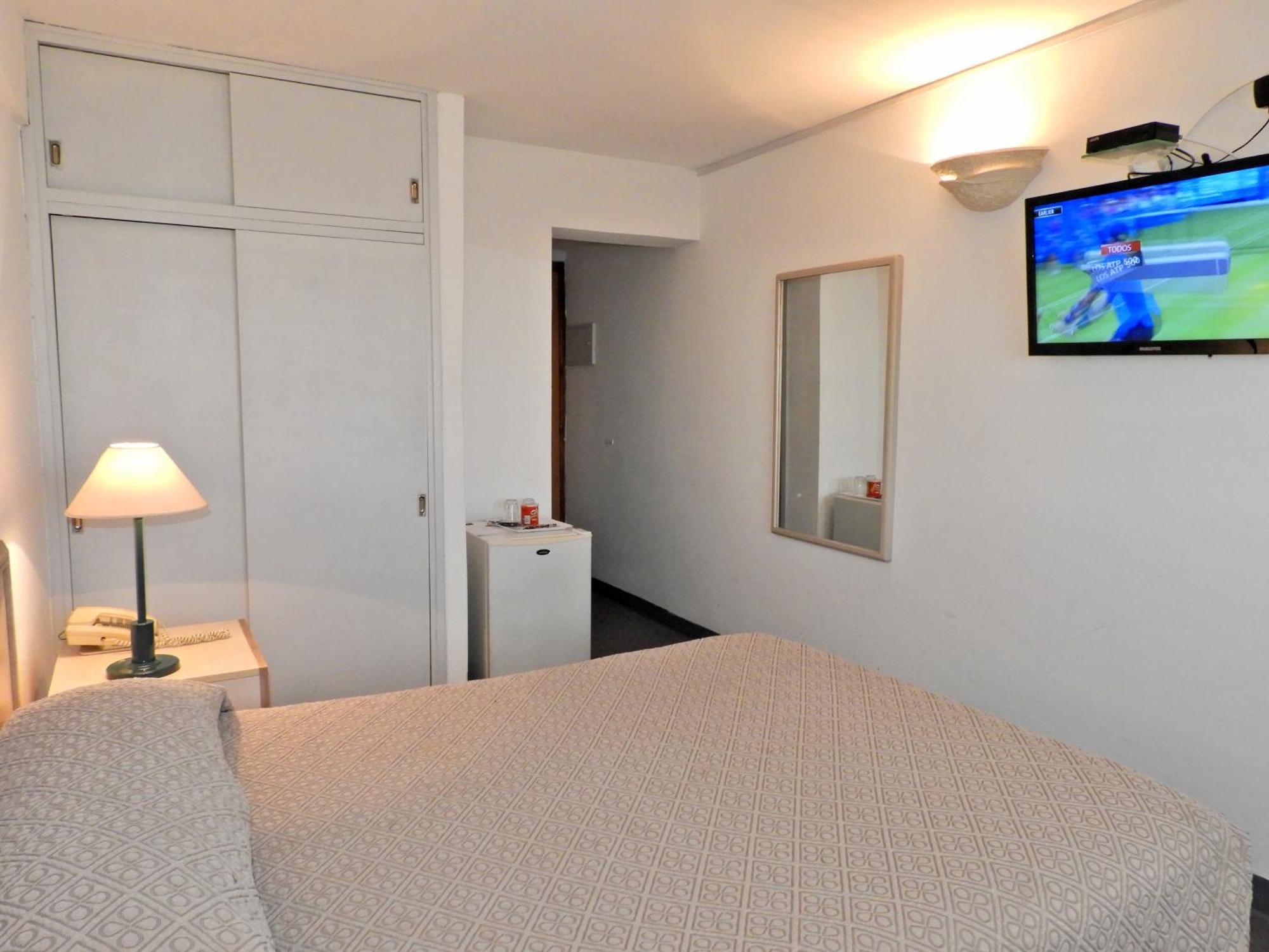 Hotel Tres Cruces Montevideo Esterno foto