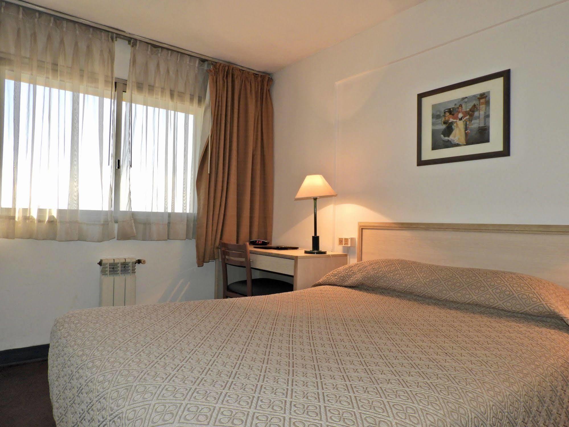 Hotel Tres Cruces Montevideo Esterno foto